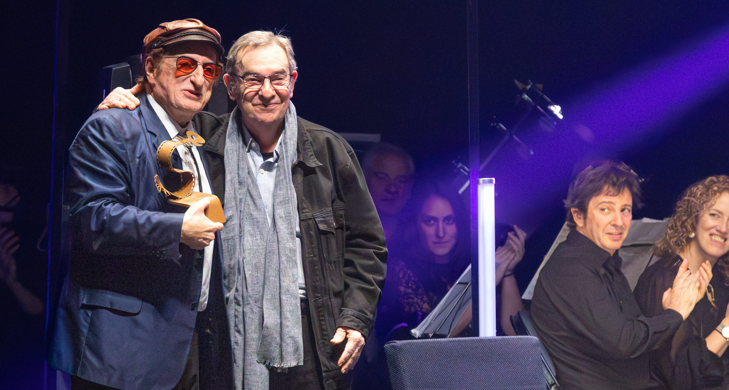 Pedro Olea entrega el Premio Serantes 2025 a Javier Gurruchaga, en la Gala de Clausura del Festival.